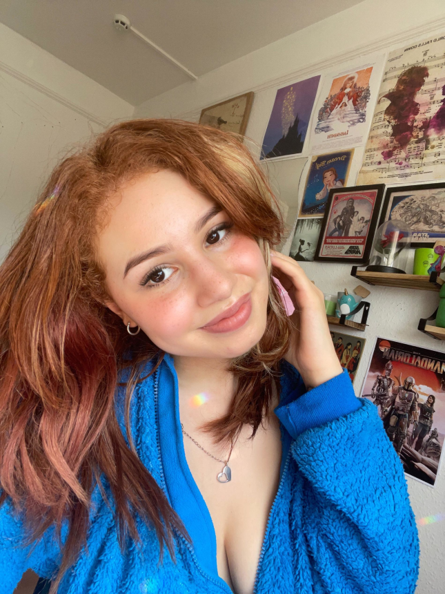 Рыжая штучка на стуле позирует, сладко улыбается и делает себе селфи без одежды – фото 14