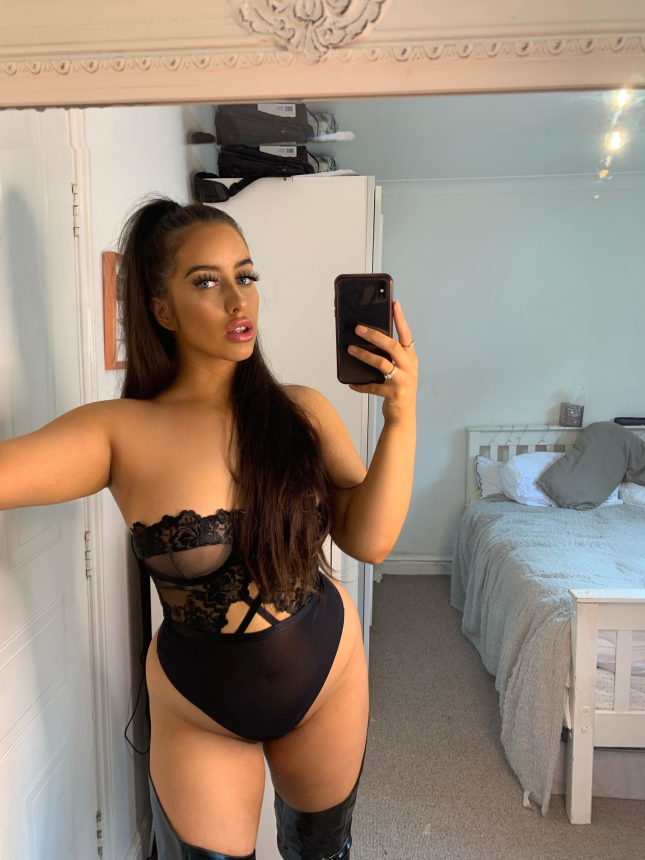 Фотографируется, показывая свои сочные губы и демонстрируя свое привлекательное тело – фото 16