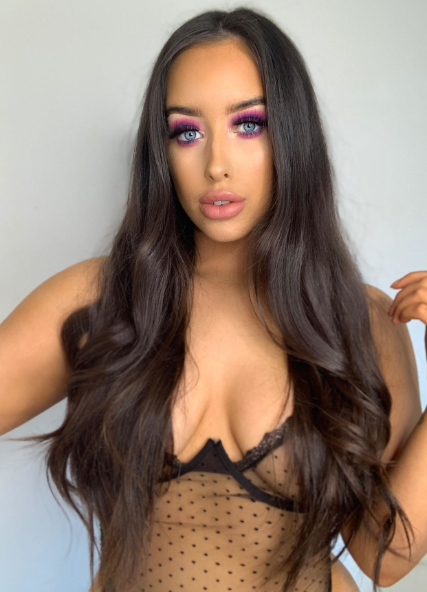 Фотографируется, показывая свои сочные губы и демонстрируя свое привлекательное тело – фото 19