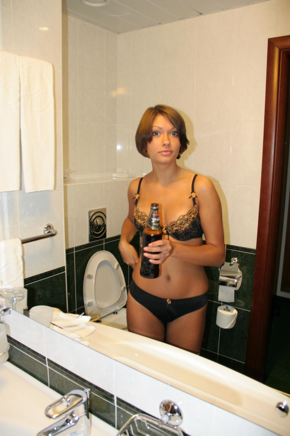 Очаровательная дама превратила поход в ванную в сексуальное зрелище – фото 2