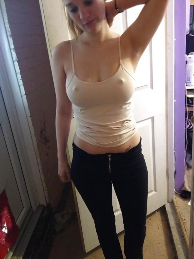 Девушка делает минет, занимается сексом и позирует обнаженной – фото 50