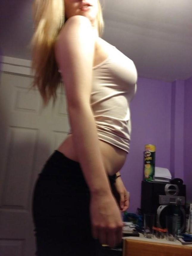 Девушка делает минет, занимается сексом и позирует обнаженной – фото 54