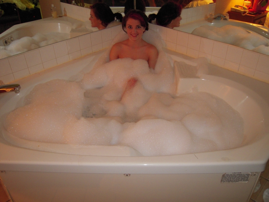 Fun girl takes a bath and gives a blowjob – photo 5