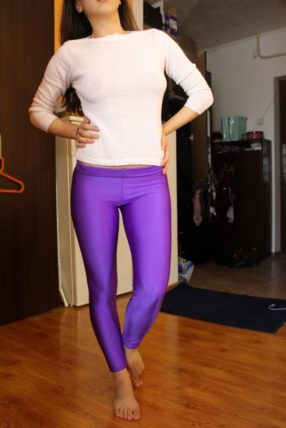 Фото Молодая стройная женщина в леггинсах показывает своё обнажённое тело