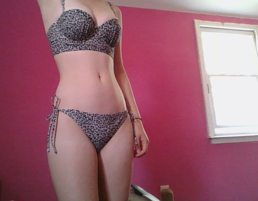 Фото Худощавая супруга снимает бикини, демонстрируя свою стройную фигуру