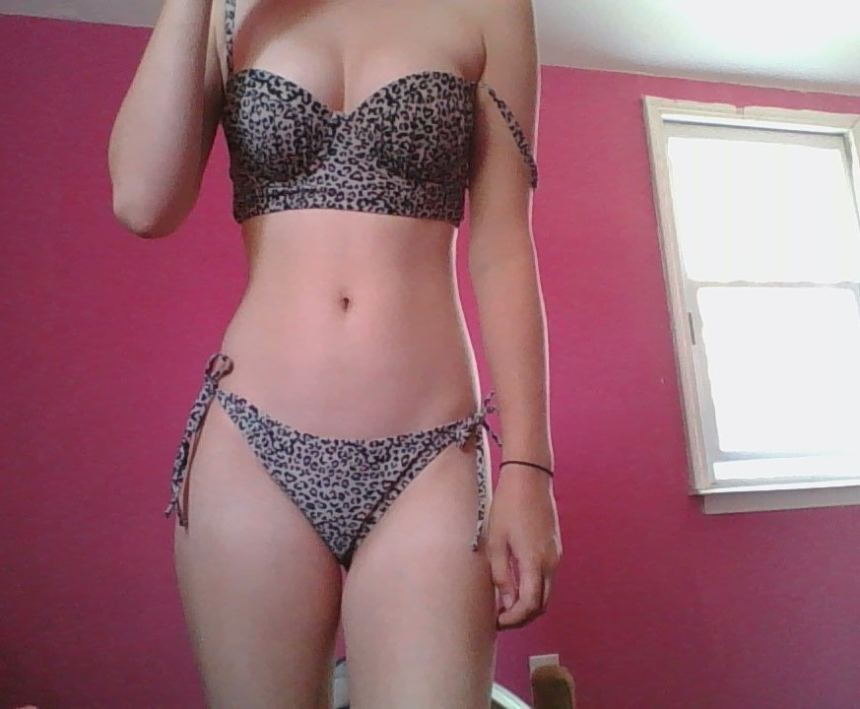 Худощавая супруга снимает бикини, демонстрируя свою стройную фигуру – фото 3