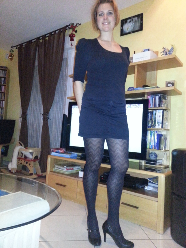 Женщина перед сексом показала свою письку, отодвинув трусики в сторону – фото 4