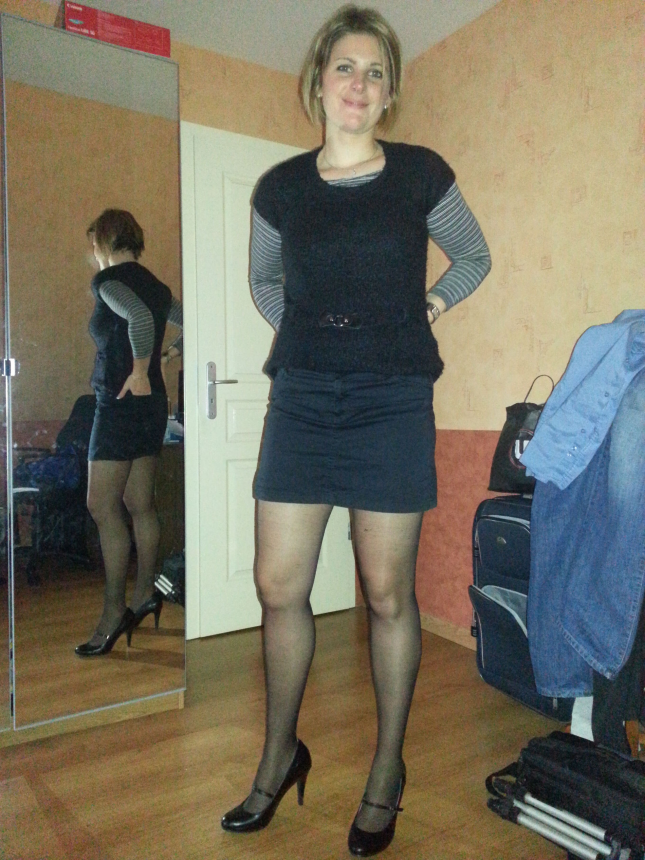 Женщина перед сексом показала свою письку, отодвинув трусики в сторону – фото 5