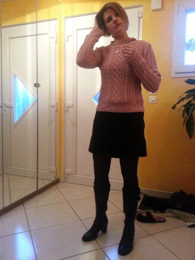 Женщина перед сексом показала свою письку, отодвинув трусики в сторону – фото 6