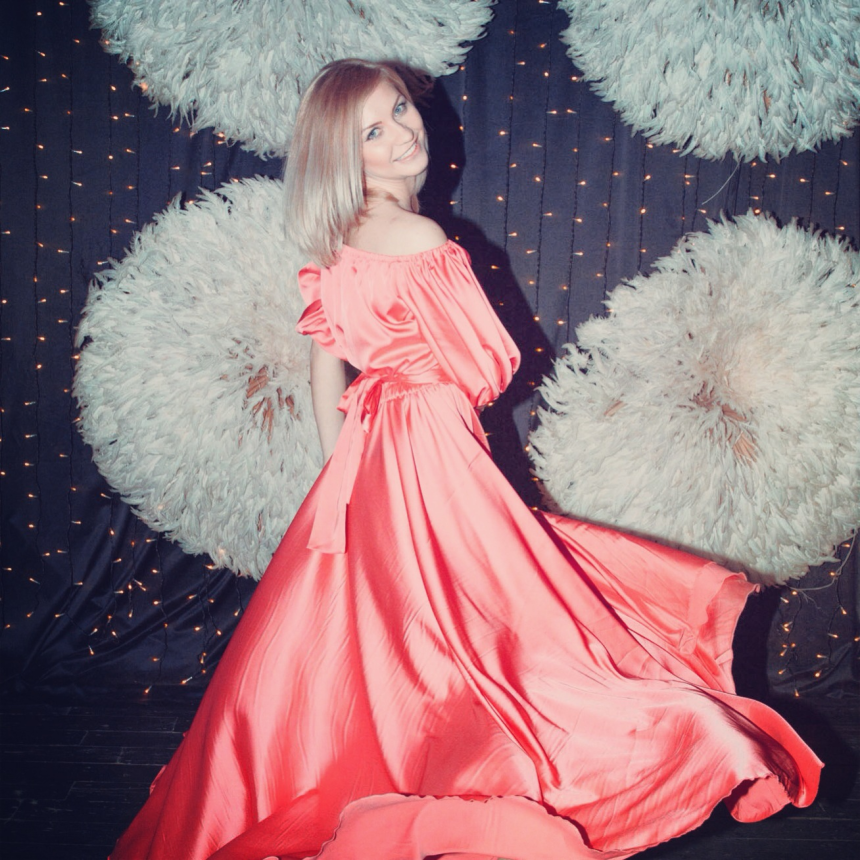 Симпатичная блондинка делает быстрый минет любовнику – фото 2