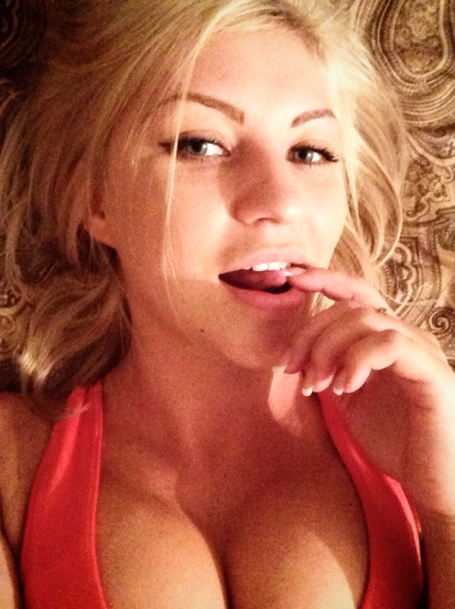 Фото Симпатичная блондинка делает быстрый минет любовнику