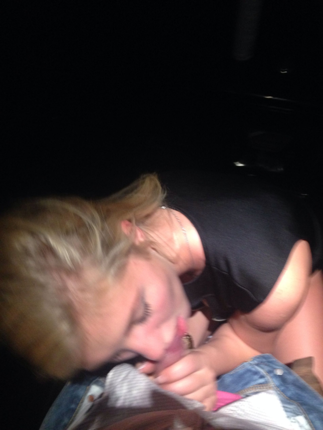 Симпатичная блондинка делает быстрый минет любовнику – фото 10