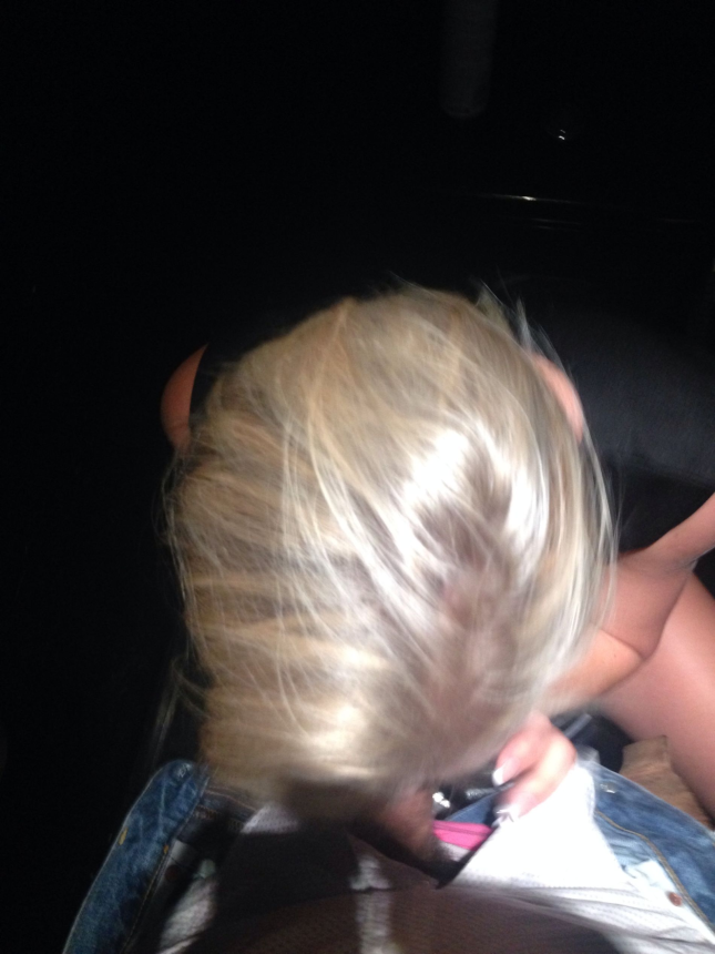 Симпатичная блондинка делает быстрый минет любовнику – фото 13