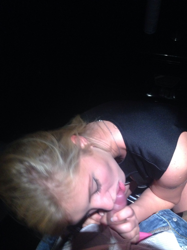 Симпатичная блондинка делает быстрый минет любовнику – фото 27