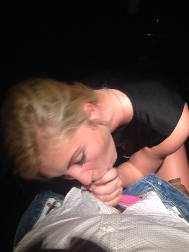 Симпатичная блондинка делает быстрый минет любовнику – фото 30