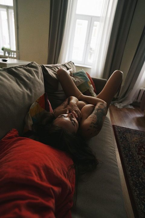 Девушка делает минет во время эротической фотосессии – фото 12