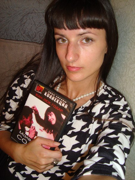 Симпатичная стройная девушка сфотографировалась дома в стиле ню – фото 3