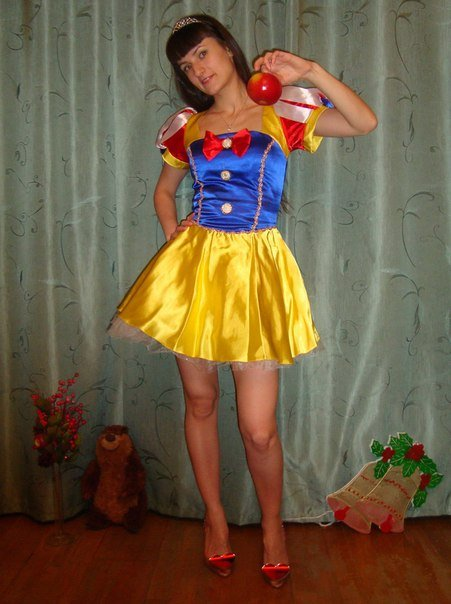 Симпатичная стройная девушка сфотографировалась дома в стиле ню – фото 8