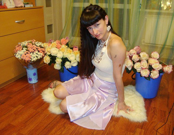 Симпатичная стройная девушка сфотографировалась дома в стиле ню – фото 1