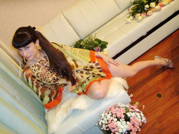 Симпатичная стройная девушка сфотографировалась дома в стиле ню – фото 9