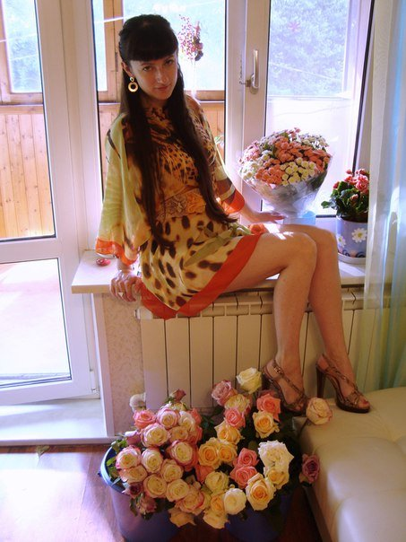 Симпатичная стройная девушка сфотографировалась дома в стиле ню – фото 10