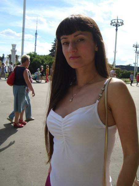 Симпатичная стройная девушка сфотографировалась дома в стиле ню – фото 11