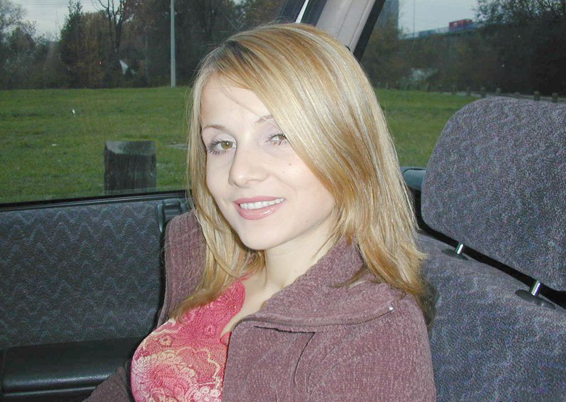 Фото Жена в машине вводит в свою задницу секс-игрушку