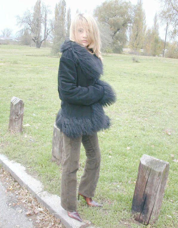 Жена в машине вводит в свою задницу секс-игрушку – фото 8