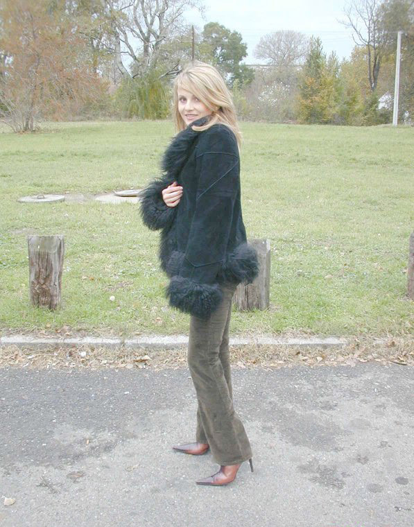 Жена в машине вводит в свою задницу секс-игрушку – фото 9