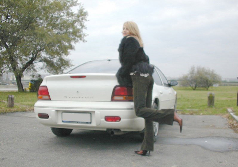 Жена в машине вводит в свою задницу секс-игрушку – фото 10