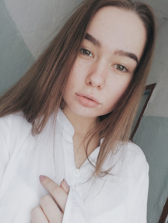 Молодая девушка, которая избавляется от скуки, делая селфи без одежды – фото 2