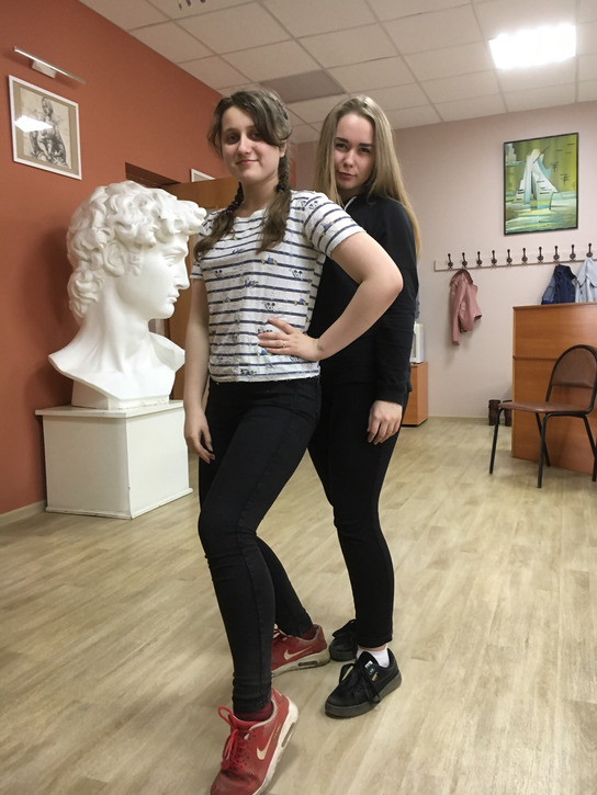 Молодая девушка, которая избавляется от скуки, делая селфи без одежды – фото 4