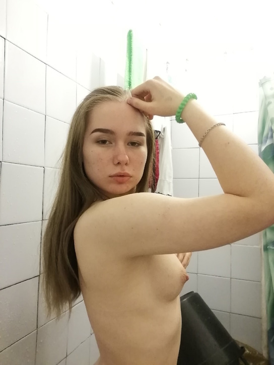 Молодая девушка, которая избавляется от скуки, делая селфи без одежды – фото 6