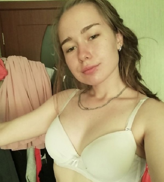 Молодая девушка, которая избавляется от скуки, делая селфи без одежды – фото 7