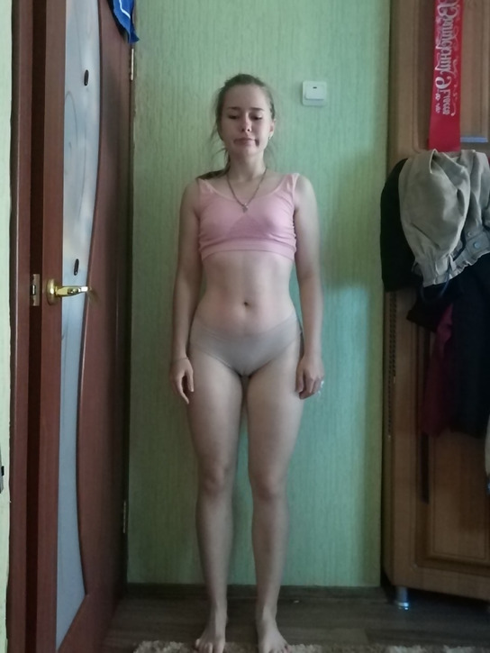 Молодая девушка, которая избавляется от скуки, делая селфи без одежды – фото 13