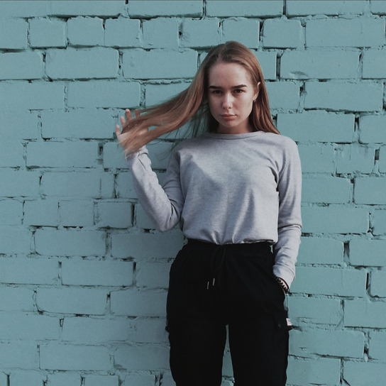 Фото Молодая девушка, которая избавляется от скуки, делая селфи без одежды