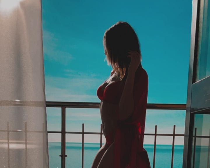 Привлекательная девушка демонстрирует свою великолепную фигуру с подтянутой попой – фото 9