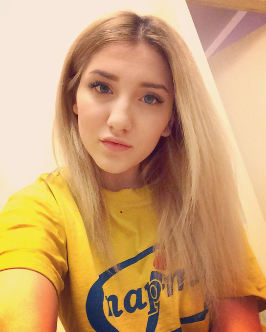 Блондинка сфотографировала себя голой перед зеркалом – фото 1