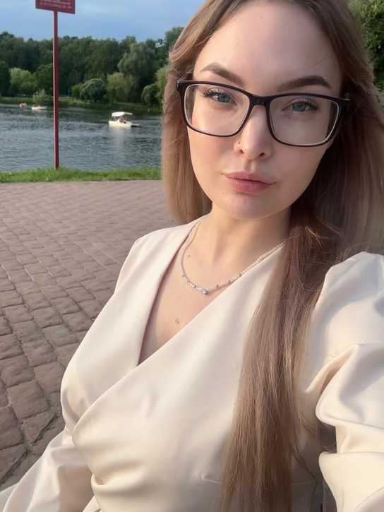 Фото Привлекательная красотка сделала селфи в зеркале