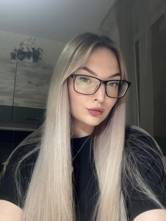 Привлекательная красотка сделала селфи в зеркале – фото 10