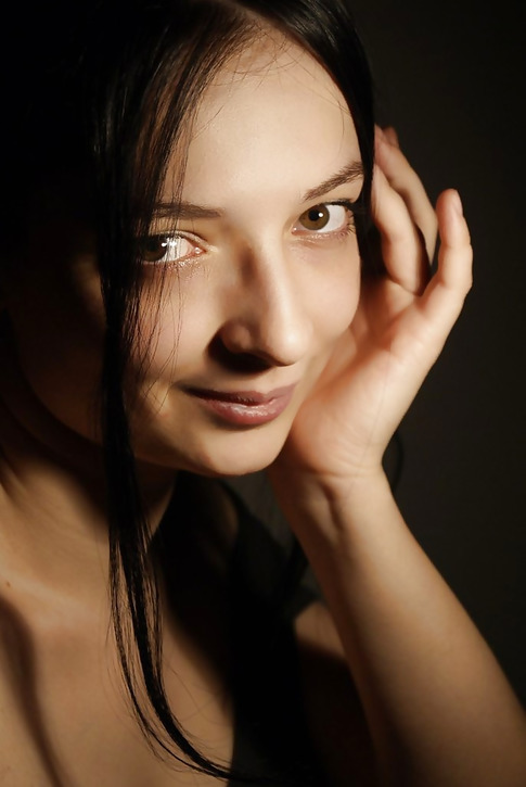 Привлекательная модель показывает свою интимную привлекательность – фото 17