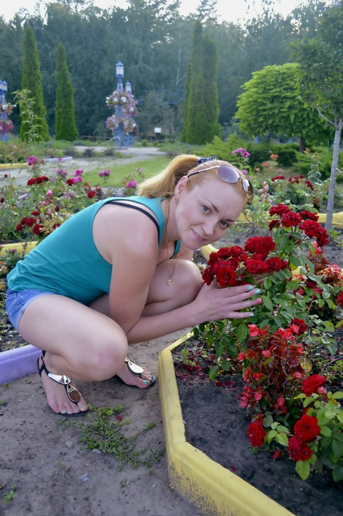 Девушка с рыжими волосами и ее привлекательная фигура – фото 5