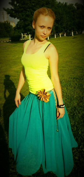 Худенькая девушка показывает свою подтянутую фигуру – фото 19