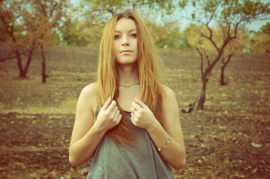 Красотка сделала селфи перед зеркалом – фото 1