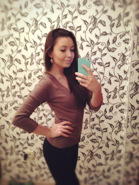 Красотка сделала селфи перед зеркалом – фото 6