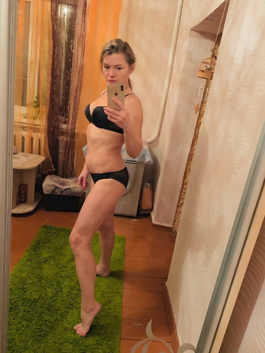 Зрелая блондинка сделала несколько селфи перед зеркалом и показала их любовнику – фото 2