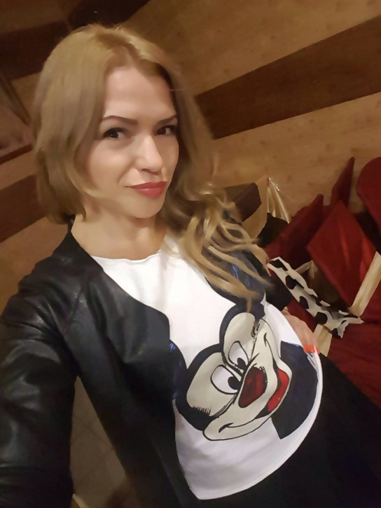 Зрелая блондинка сделала несколько селфи перед зеркалом и показала их любовнику – фото 11