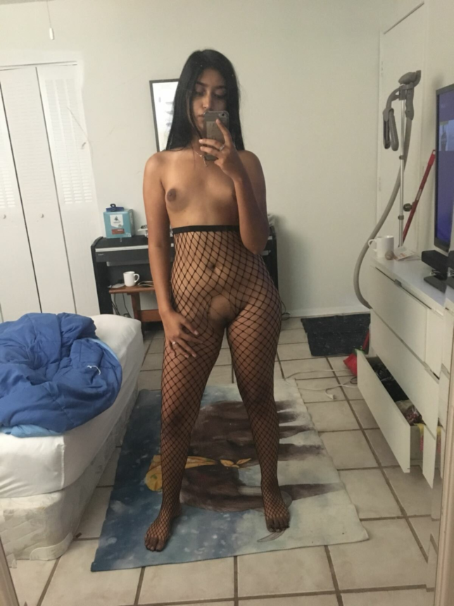 Сексуальная брюнетка с востока демонстрирует свои привлекательные формы. – фото 18