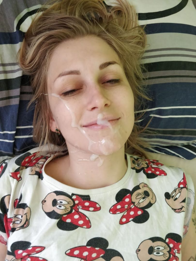 Привлекательная зрелая блондинка любит делать минет и получать сперму на свою грудь и лицо – фото 22