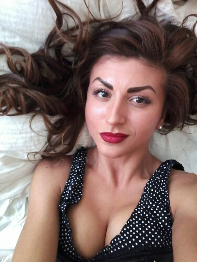 Фото Худенькая брюнетка с открытыми интимными местами. Не прочь сделать селфи с членом во рту